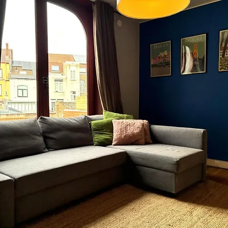 Spacious Design Home With Garden Near Centre-2